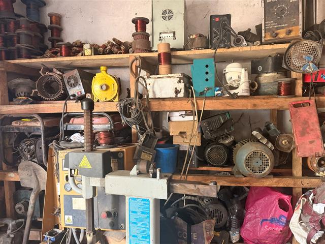 Moteurs, bobines et pièces en stock à l'atelier