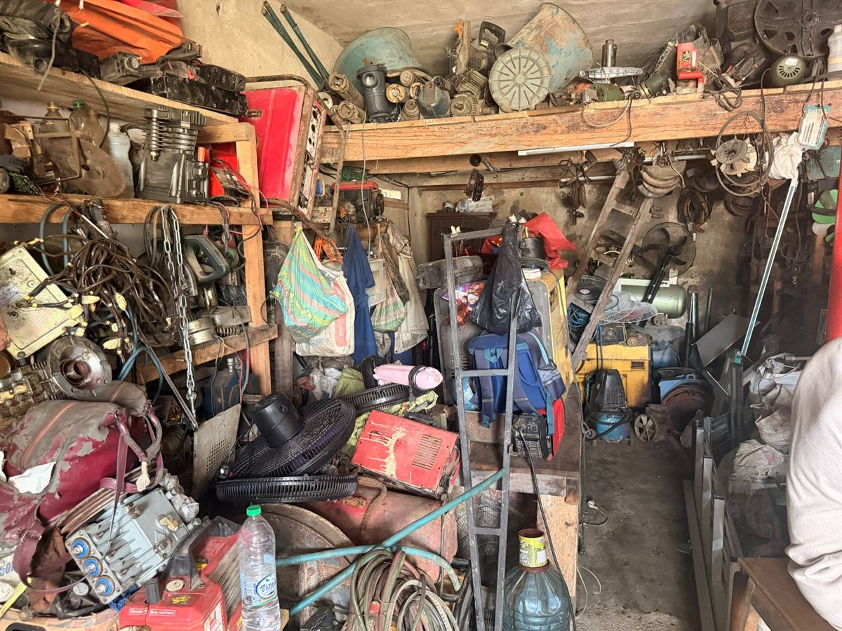 Intérieur de l'atelier CEI : pièces, moteurs et équipements en cours de réparation