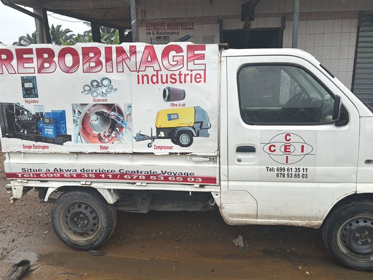 Véhicule CEI avec l'inscription Rebobinage industriel et les numéros de téléphone