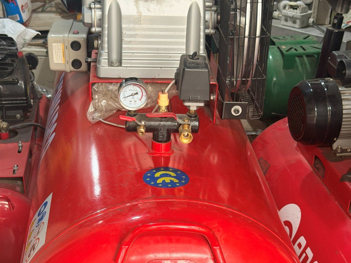 Compresseur à piston sur cuve rouge en boutique CEI