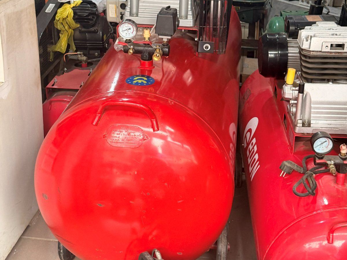 Compresseurs à piston sur cuve rouge