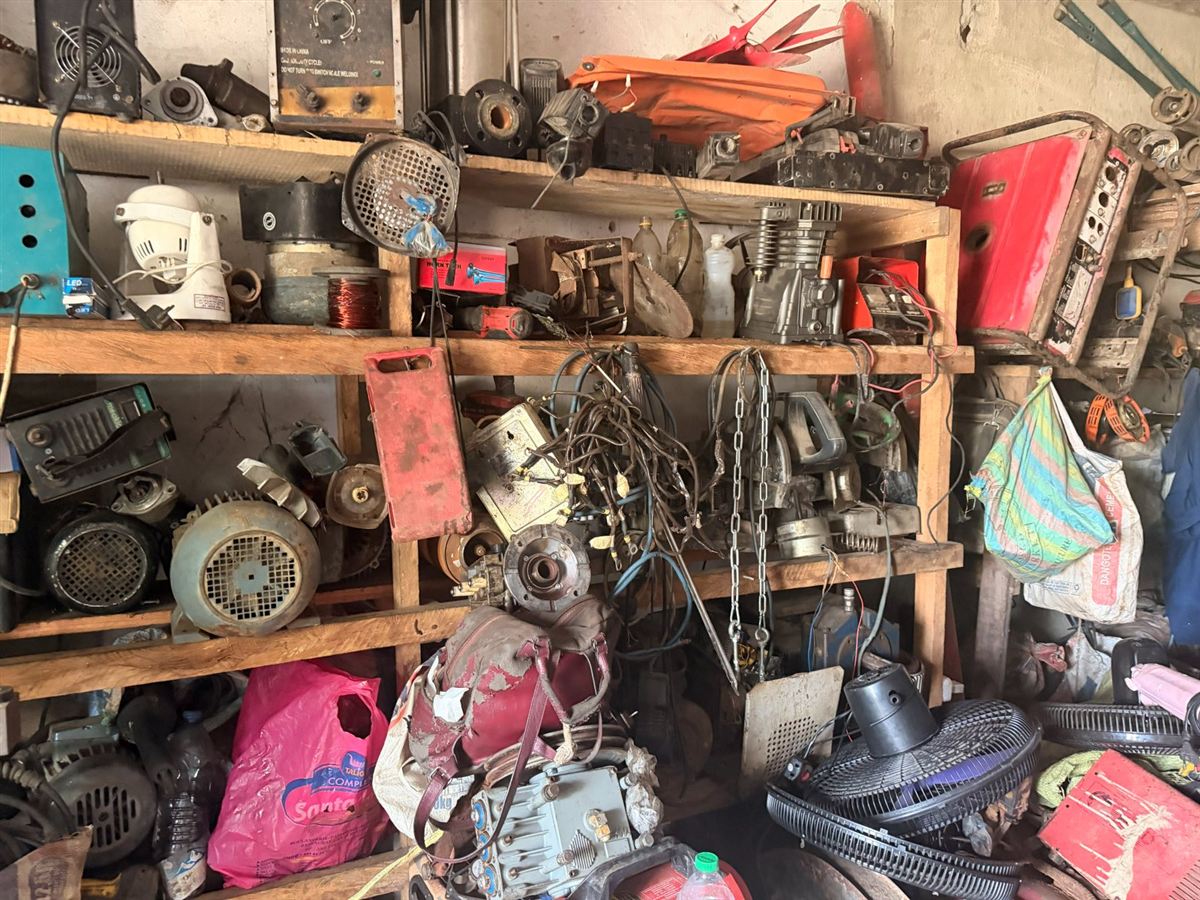 Étagère de pièces détachées, moteurs et bobines à l'atelier CEI