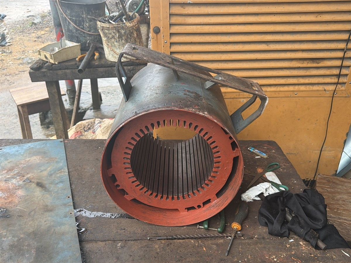 Stator d'un moteur électrique industriel à l'atelier CEI