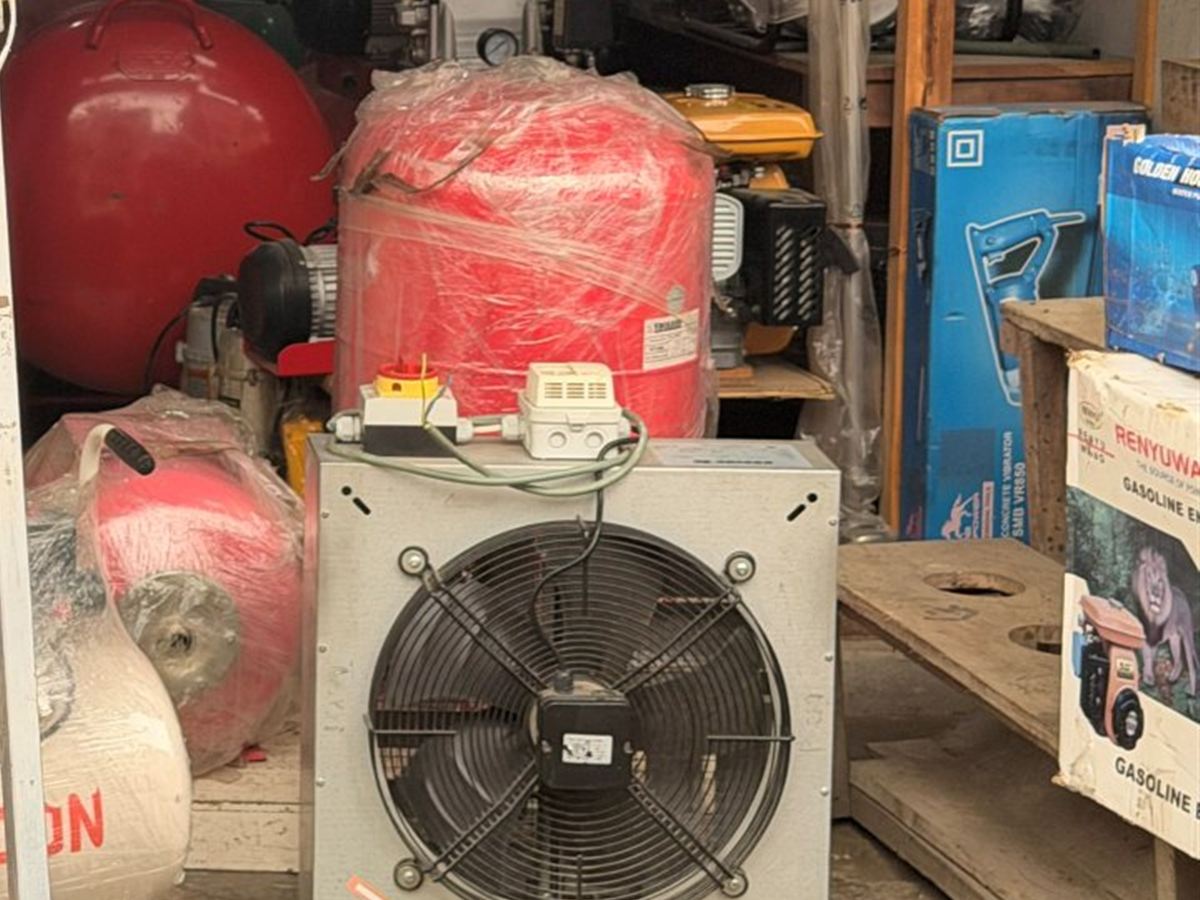 Ventilateur axial à grille en boutique CEI